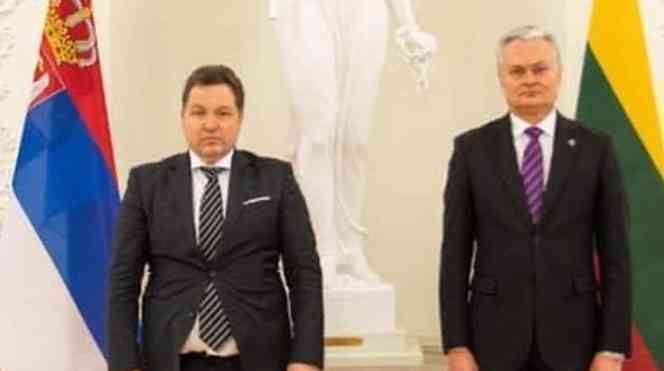 SRPSKI AMBASADOR HIT NA INTERNETU: Obukao TUĐI sako i IZ<span style='color:red;'><b>BLAM</b></span>IRAO ga stomak (FOTO)